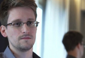 Former U.S. spy agency contractor Snowden draws crowd with Twitter debut